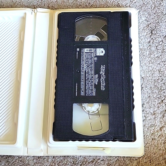 Walt Disney's Classic Mary Poppins VHS - Picture 4 of 5